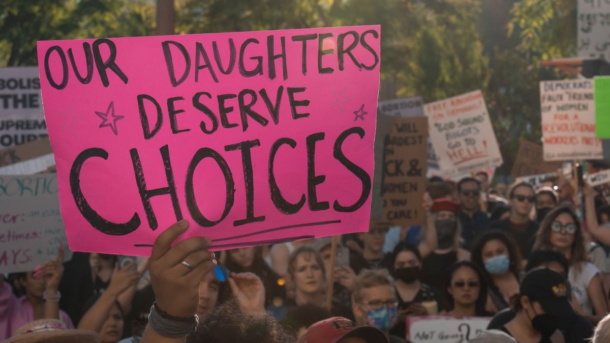 Zrušení práva na potrat vyvolalo protesty napříč USA, pokračují i dnes